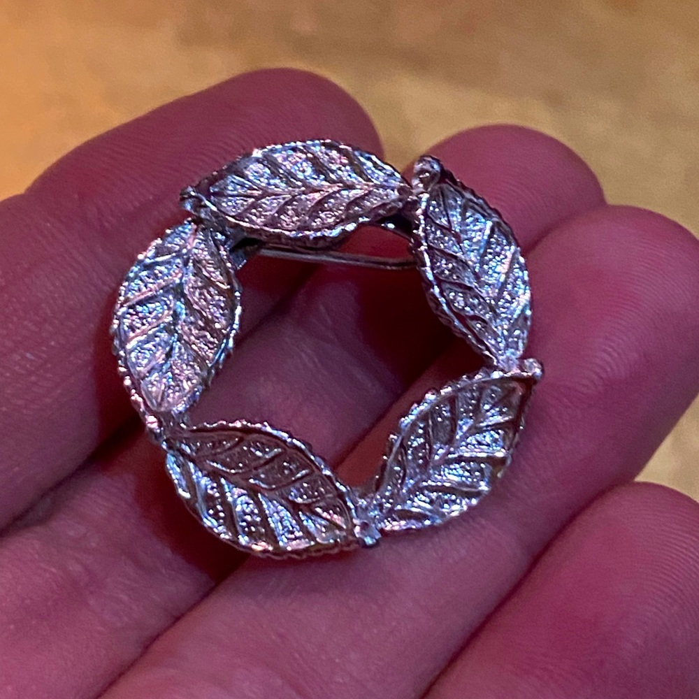 $10 SALE!!! Vintage Small silver leaf wreath brooch, Jerry’s